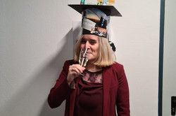 Leonie Hillebrands mit ihrem Doktorhut