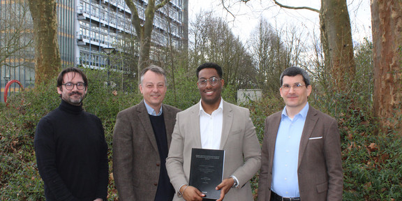 Kilan Schäfer mit der Prüfungskommission