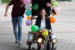 Sophie Thomsen-Schmdit on her ride in the doctoral car across the TU Dortmund campus