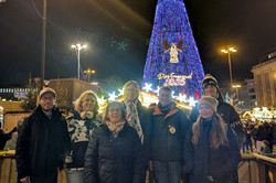 Einige Mitglieder des Arbeitskreises vor dem größen Weihnachtsbaum der Welt auf dem Dortmunder Weihnachtsmarkt
