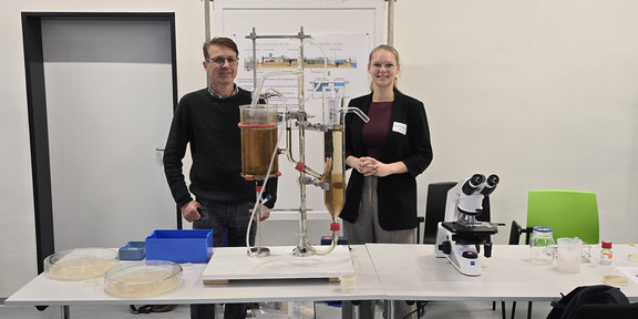 Jörg Fischer and Ronja Weidemann behind the model wastewater treatment plant at the stand in the BCI-Galerie