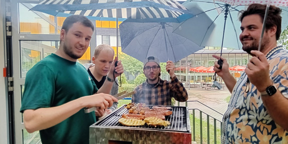 The barbecue team defies the rain at the barbecue