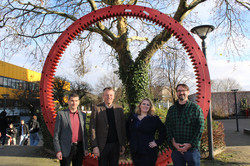 Das Prüfungskomitee und Erin Jordan auf dem Campus