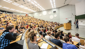 Vorlesung Hörsaal Studierende sitzen in einer Vorlesung im Hörsaal.